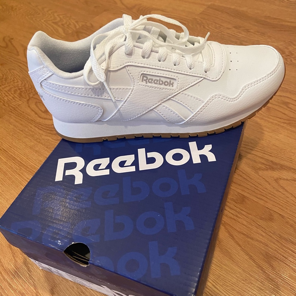 Classic Reebok running shoes. New in box. Size 8-9